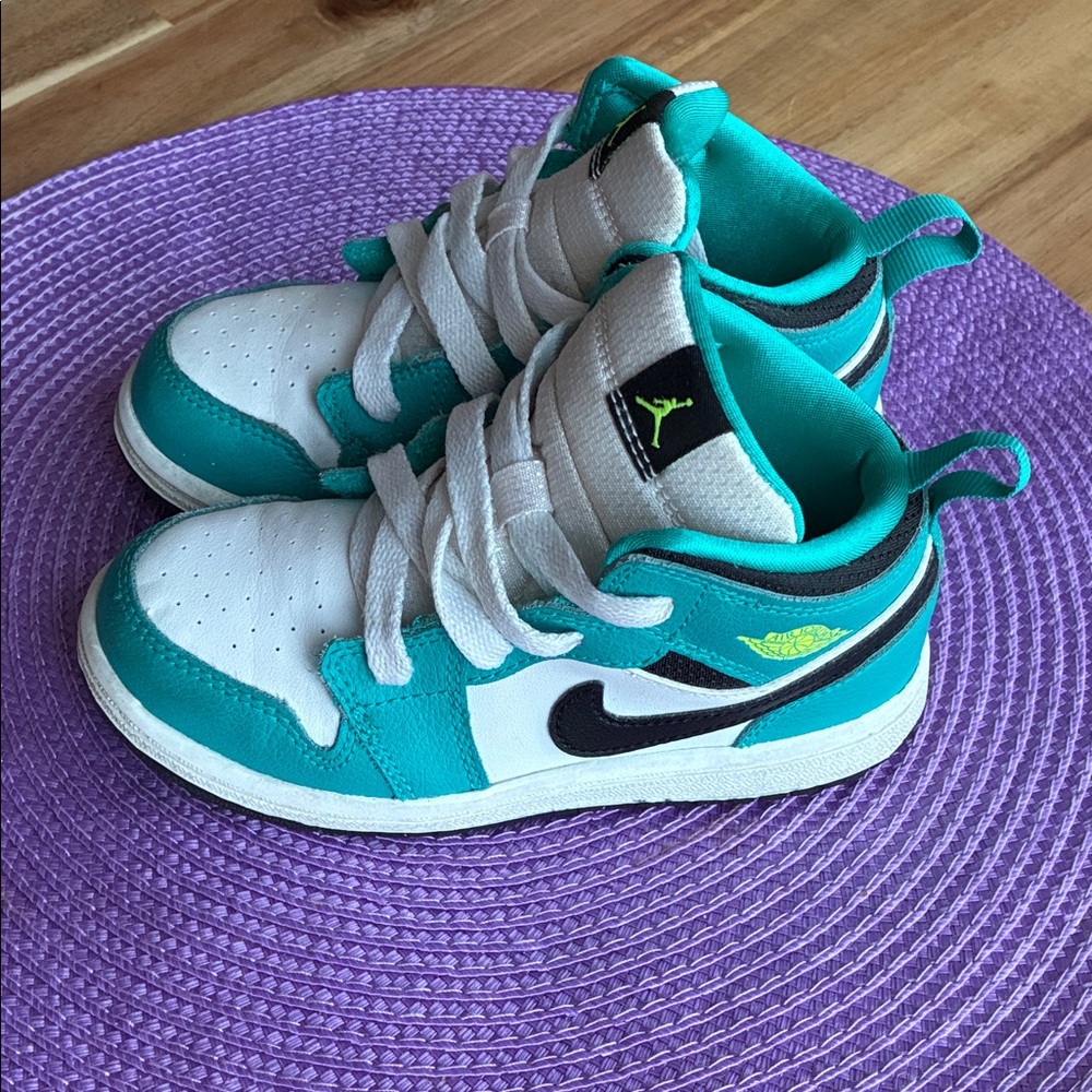 Nike Kids Teal, White and Black Low-Top Sneakers